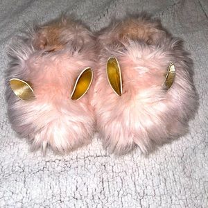 💛Girls cute and fuzzy bunny slippers .. Size 2/3